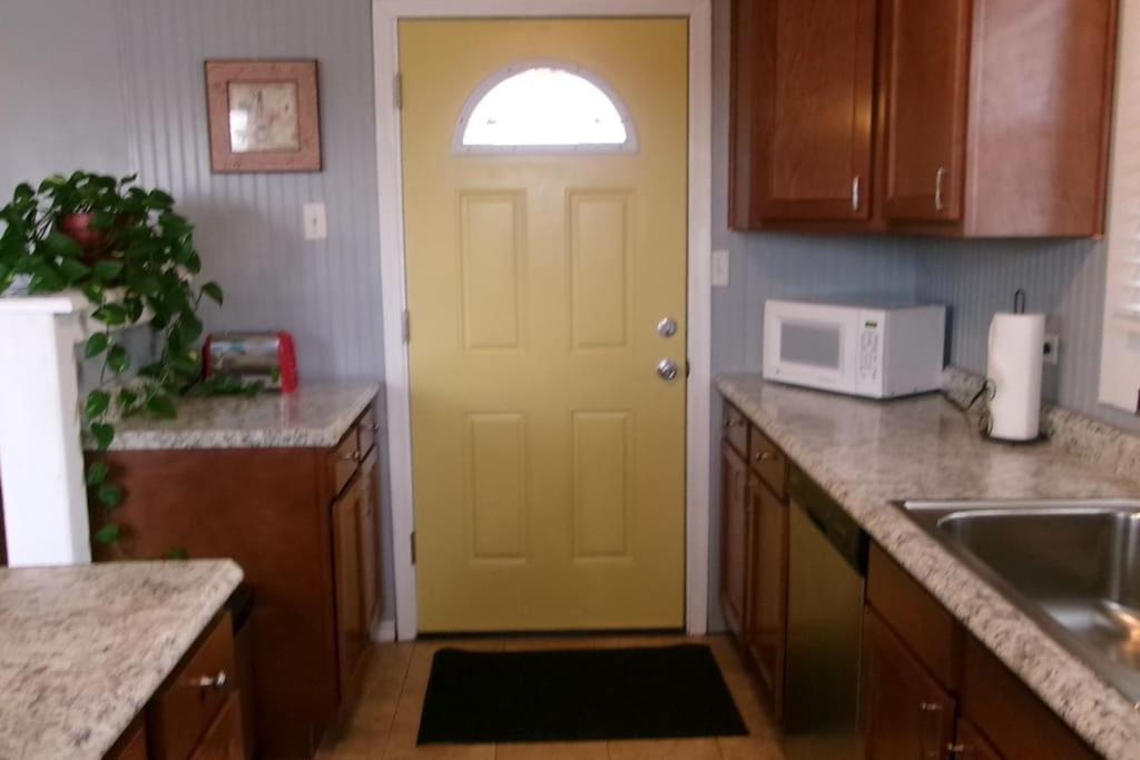 North Side Bungalow - Sleeps 8! Apartment *
