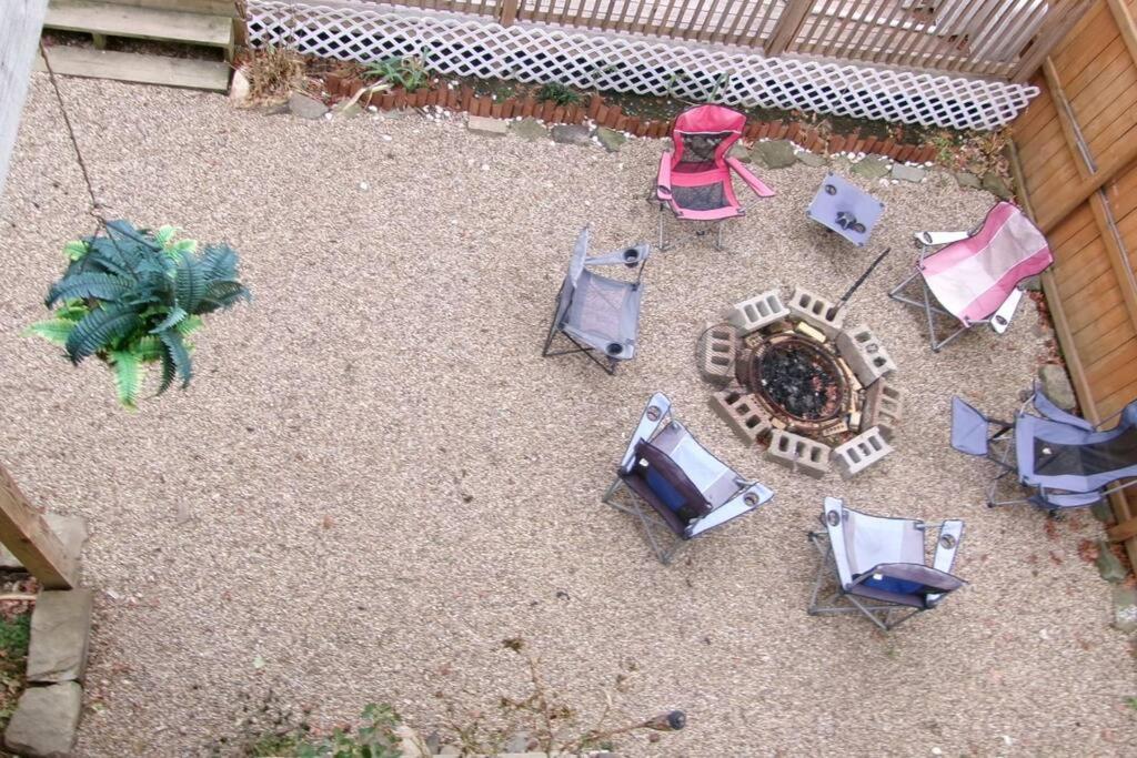 North Side Bungalow - Sleeps 8!